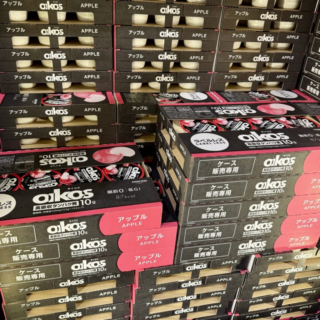 オイコスアップルがコストコ店内に陳列されている画像