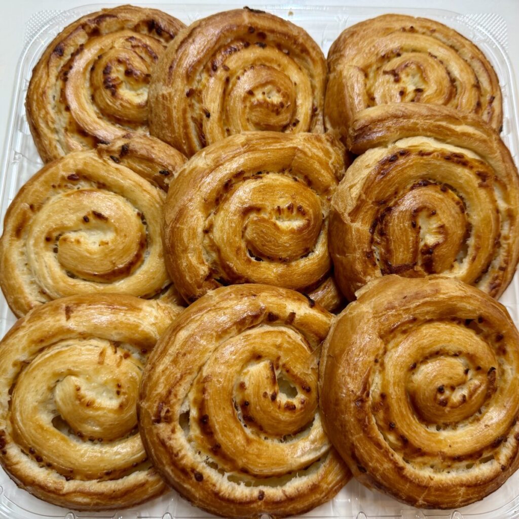 チーズオニオンスワールを開封したところを撮った画像