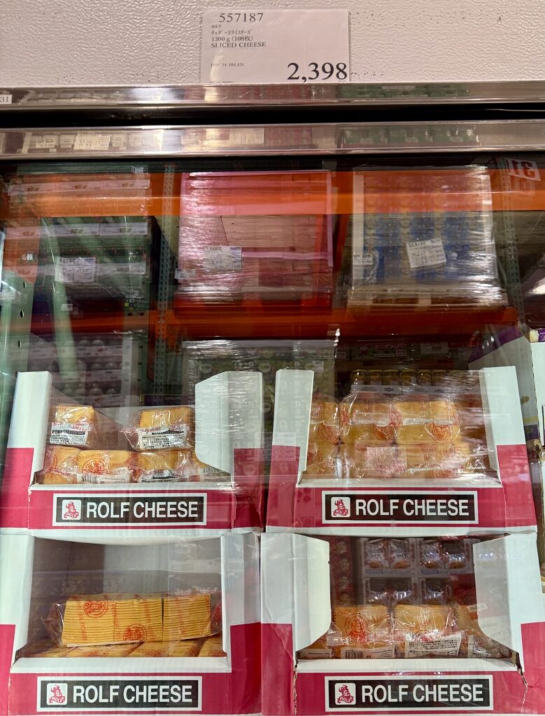 ROLF チェダーチーズ スライス 1300gがコストコ店内に陳列されている画像