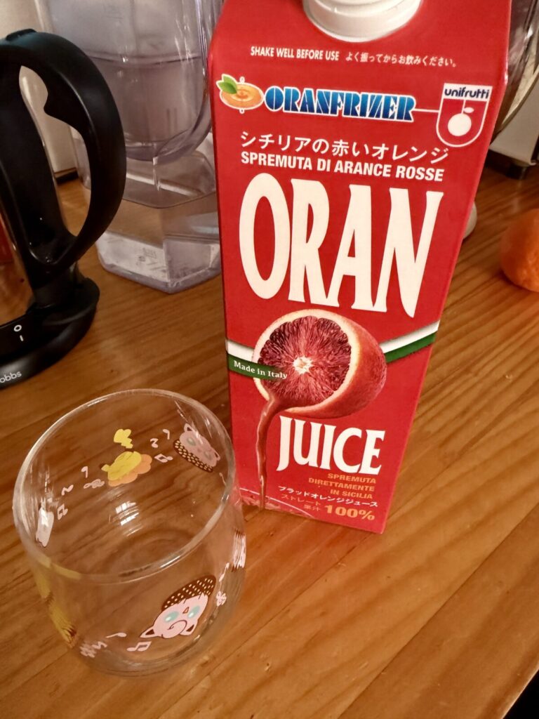 オランフリーゼル ブラッドオレンジジュースをコップに注ぐ前の画像