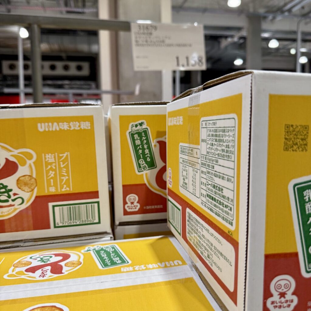UHA おさつどきっ プレミアム塩バター味 65g × 10袋入りがコストコ店内に陳列されている画像