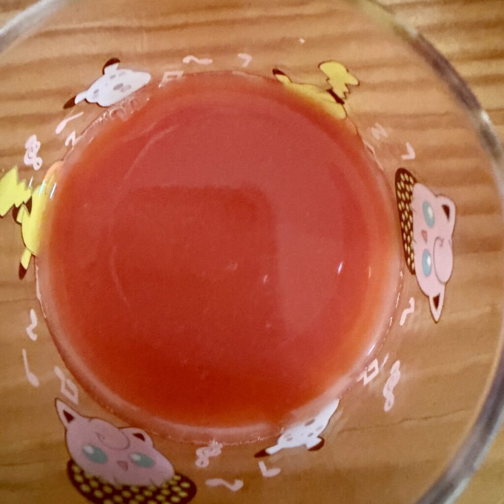 オランフリーゼル ブラッドオレンジジュースをコップに注いだところを撮った画像