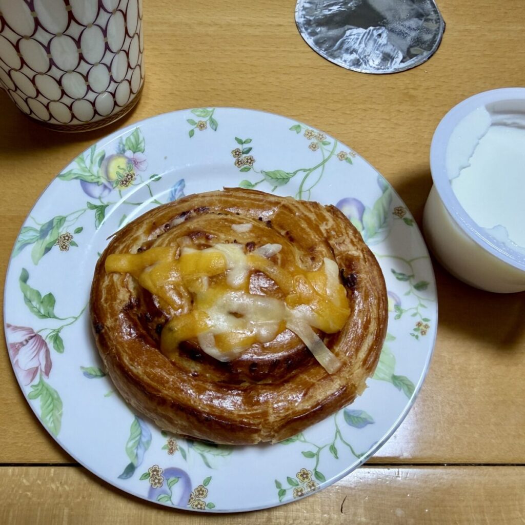 チーズオニオンスワールにシュレッドチーズをのせて焼いた画像