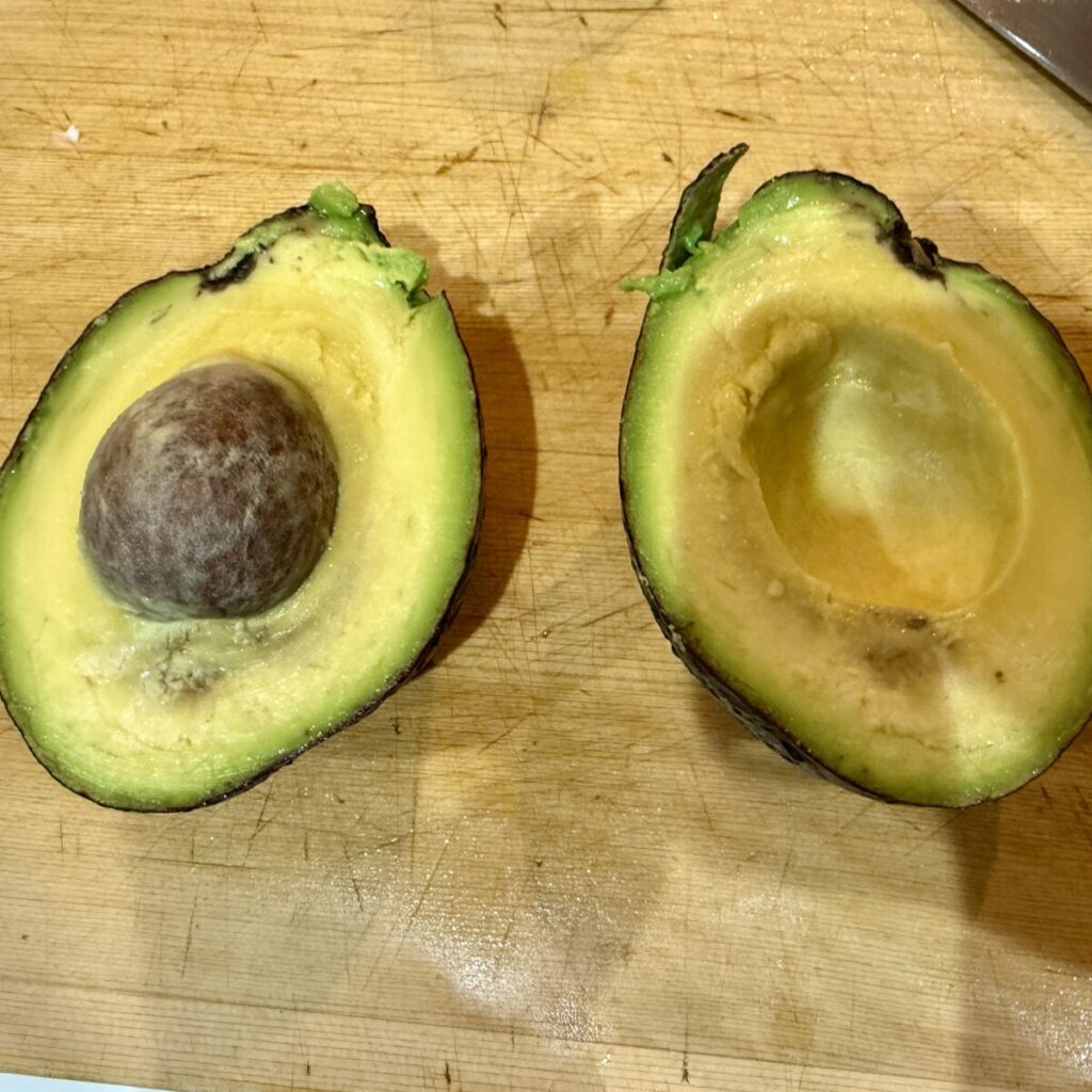 コストコのアボカドを半分に切ったところを撮った画像