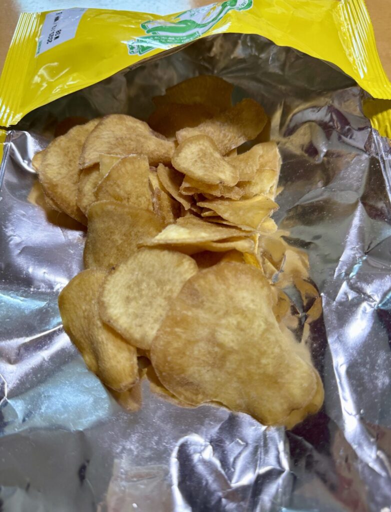 UHA おさつどきっ プレミアム塩バター味 65g × 10袋入りを開封したところを撮った画像