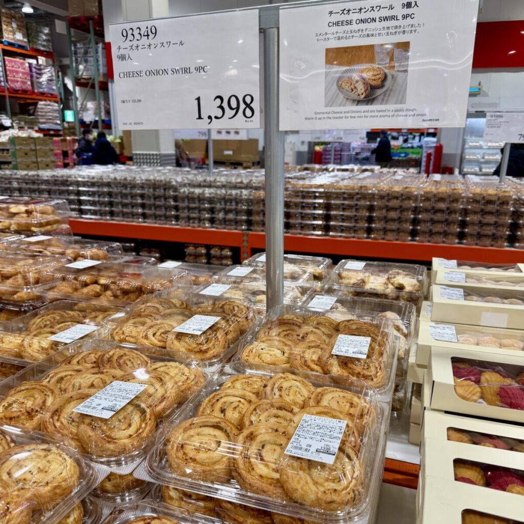 チーズオニオンスワールがコストコ店内に陳列されている画像