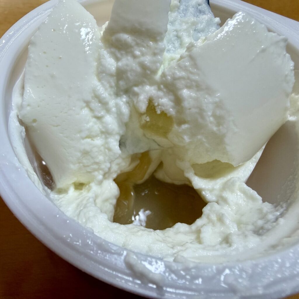 オイコスアップルを開封してスプーンですくったところを撮った画像