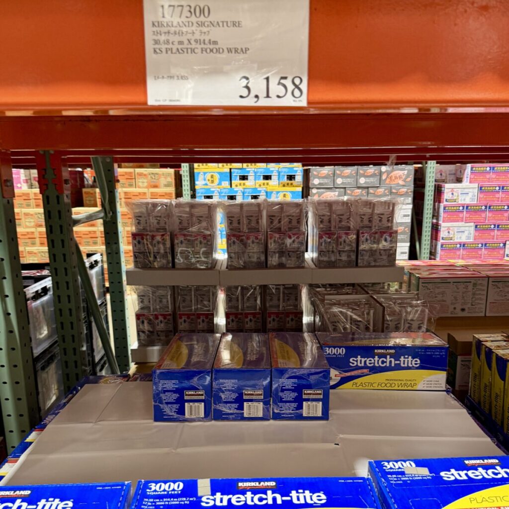 カークランドシグネチャー フードラップ 30cm x 914mがコストコ店内に陳列されている画像