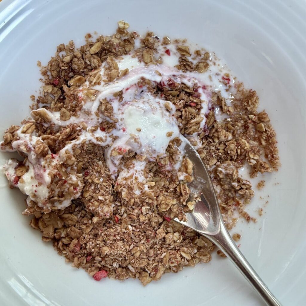 ネイチャーズパス ラブクランチ オーガニック グラノーラをヨーグルトの上にのせた画像