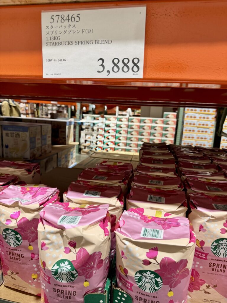 スターバックススプリングブレンドがコストコ店内に陳列されている画像