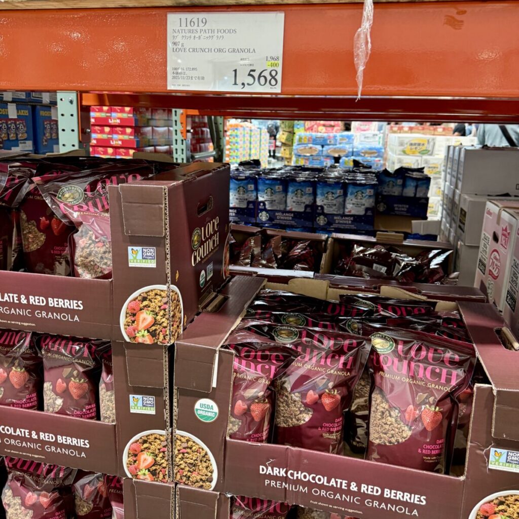 ネイチャーズパス ラブクランチ オーガニック グラノーラがコストコ店内に陳列されている画像
