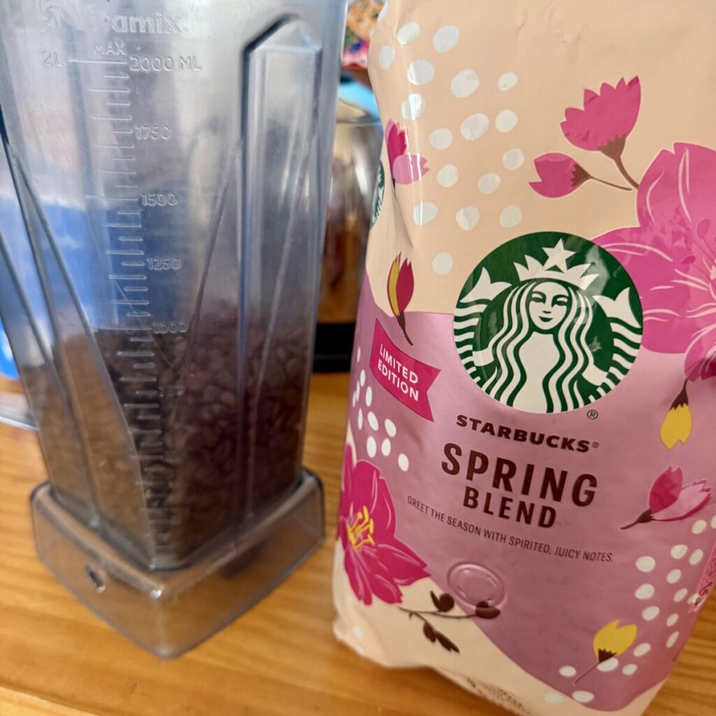 スターバックススプリングブレンドをバイタミックスで挽く直前の画像