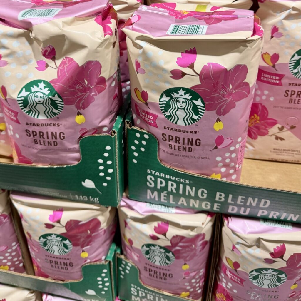 スターバックススプリングブレンドがコストコ店内に陳列されている画像