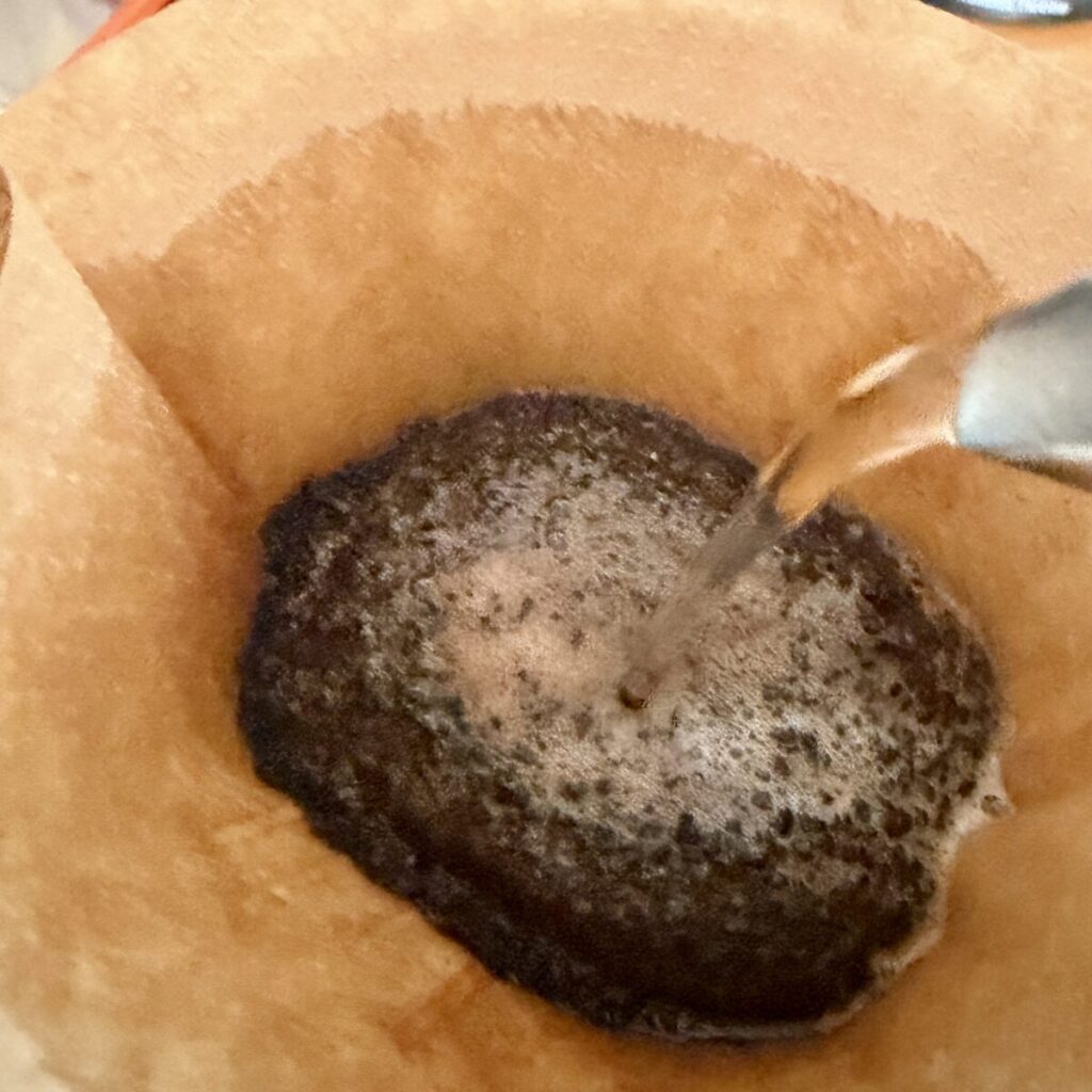 スターバックススプリングブレンドをペーパーフィルターで淹れているところを撮った画像