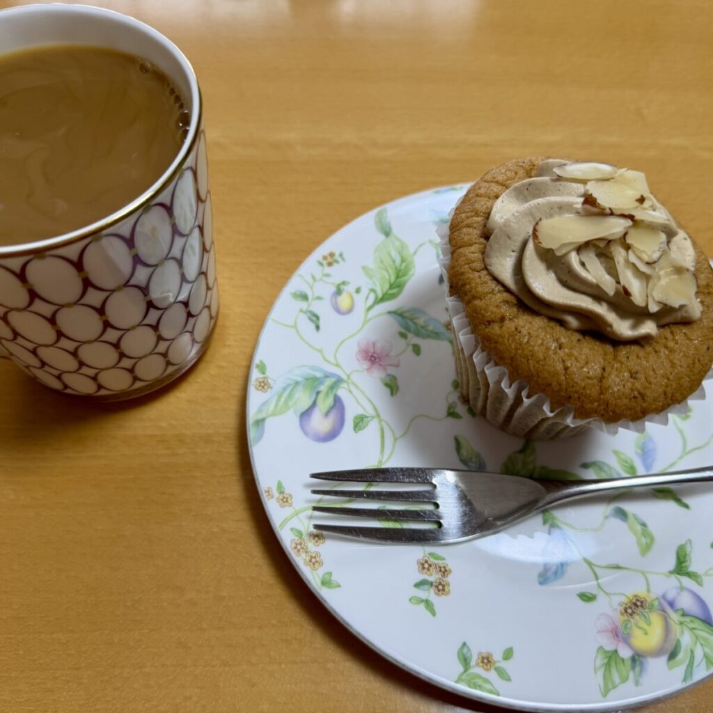 スターバックススプリングブレンドをアールグレイカップケーキ8個入と一緒にいただいている画像