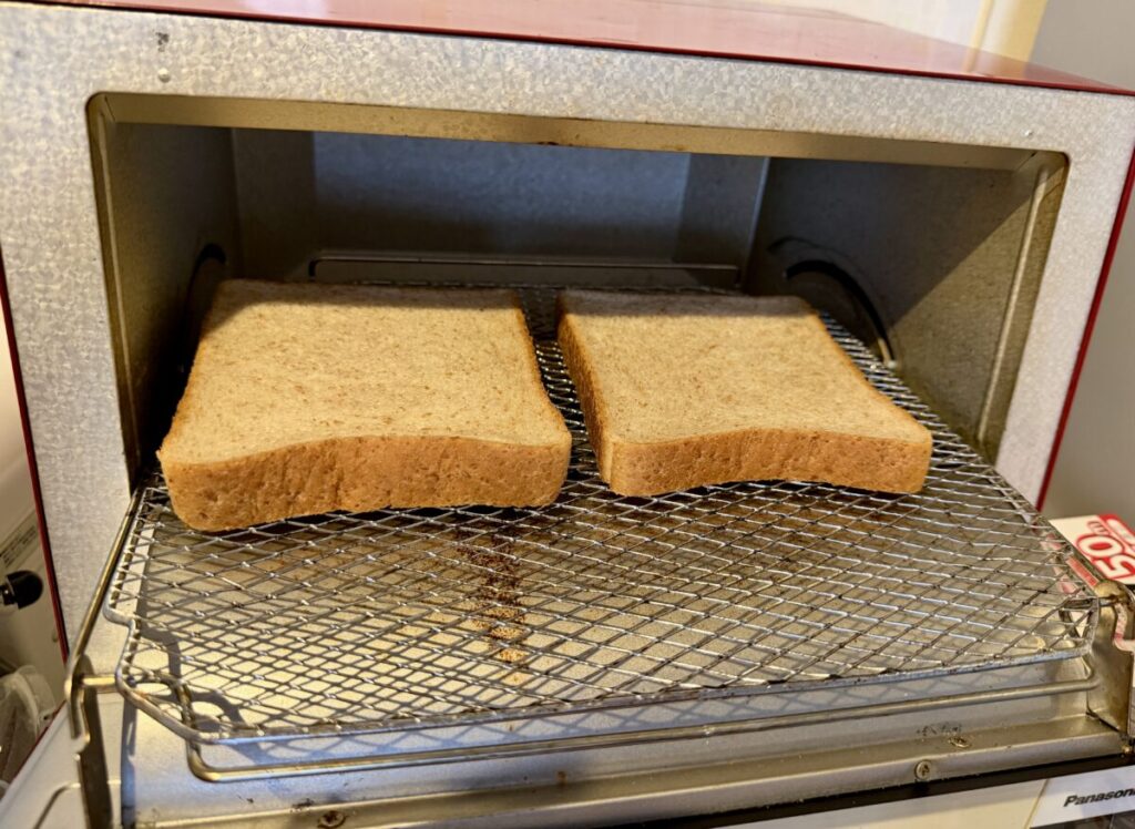麦のめぐみ全粒粉入り食パン6枚をオーブントースターに乗せたところを撮った画像