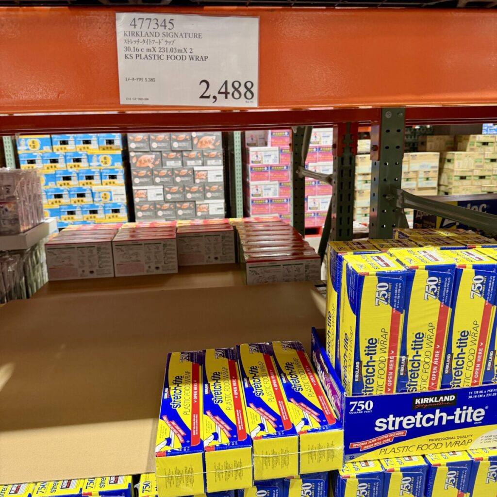 カークランドシグネチャー フードラップ 30cm x 231m 2本がコストコ店内に陳列されている画像