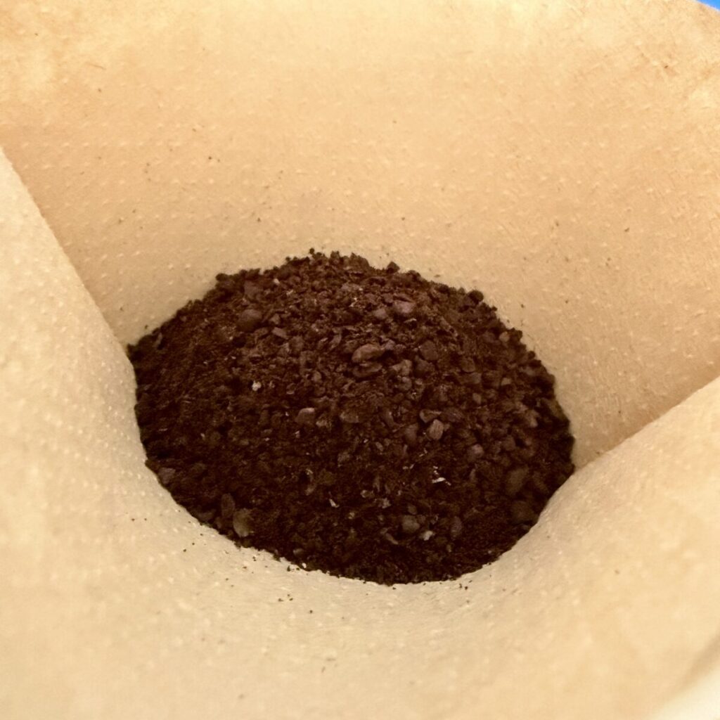 スターバックススプリングブレンドをペーパーフィルターに入れたところを撮った画像