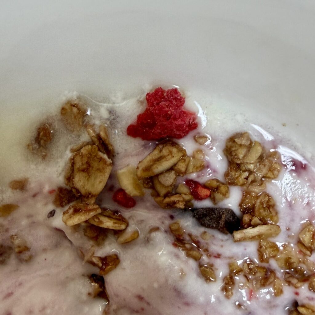 ネイチャーズパス ラブクランチ オーガニック グラノーラにラズベリーが入っていることを示す画像