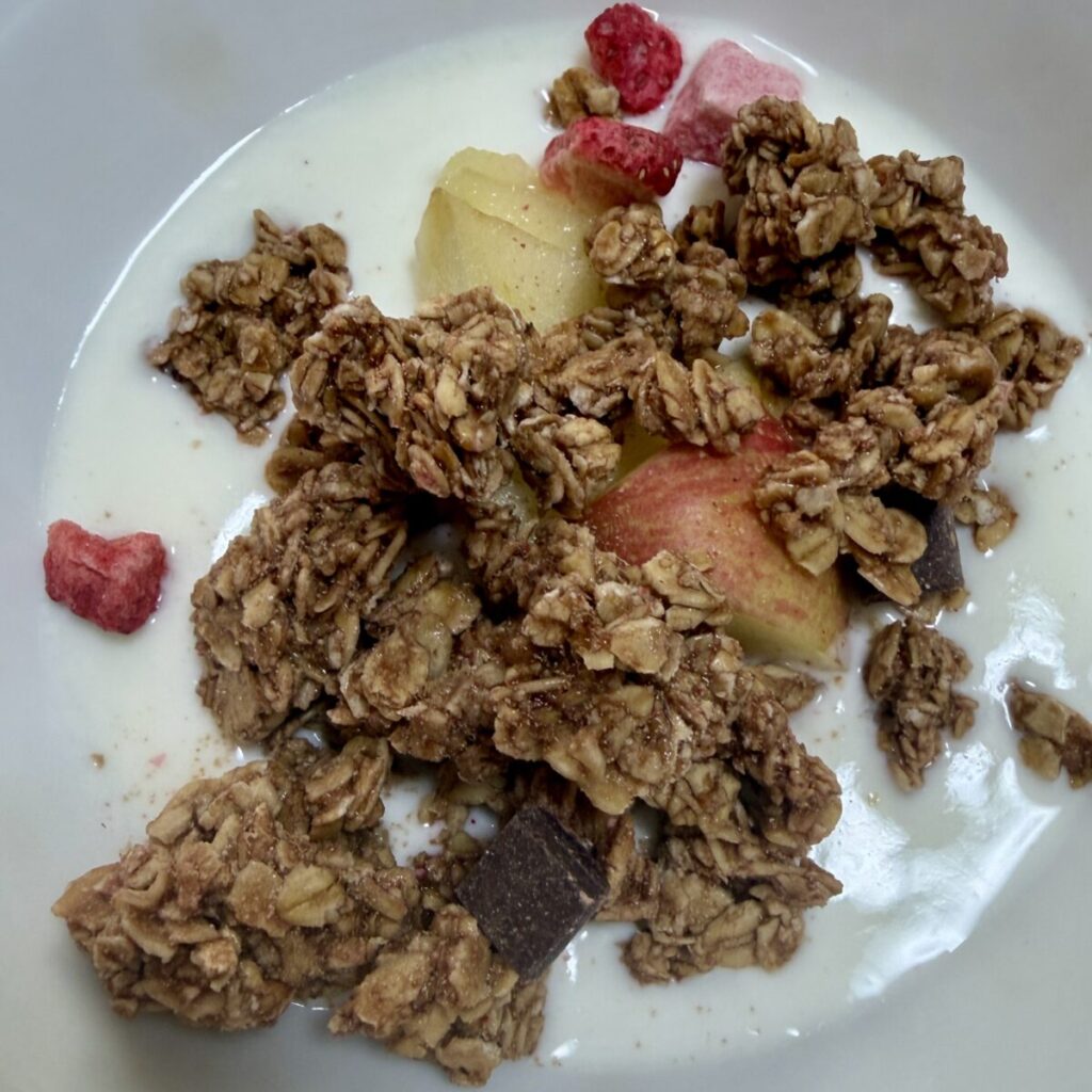 ネイチャーズパス ラブクランチ オーガニック グラノーラをヨーグルトの上に乗せた画像