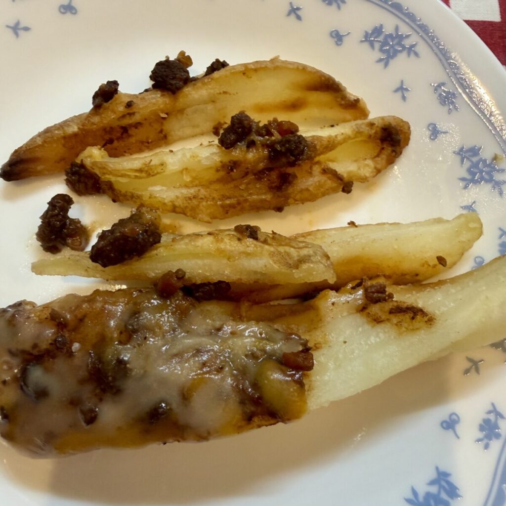 コストコフードコートのボロネーゼポテトを皿に盛り付けた画像