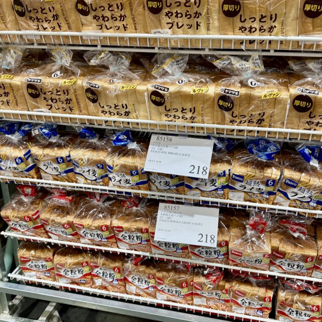 超熟ライ麦入り6枚スライスがコストコ店内に陳列されている画像