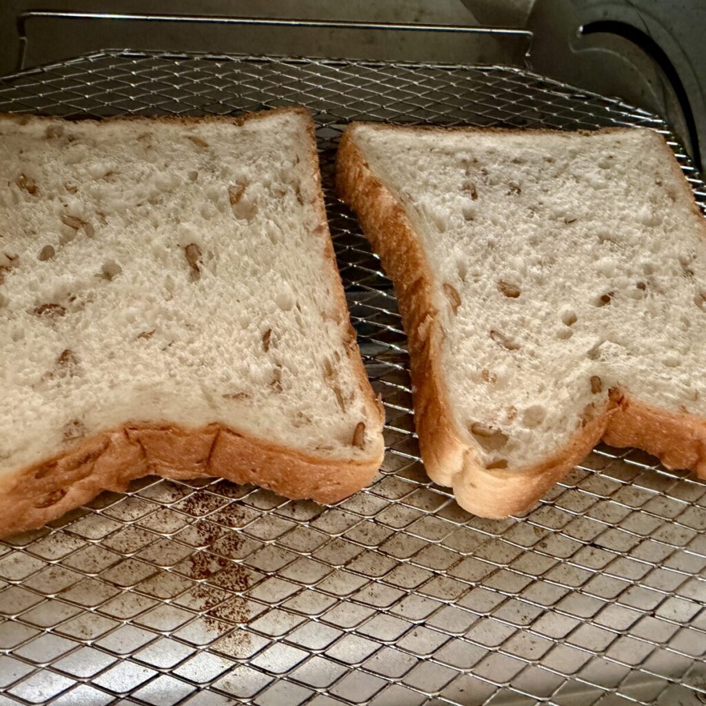 超熟ライ麦入り6枚スライスをオーブントースターに乗せたところを撮った画像