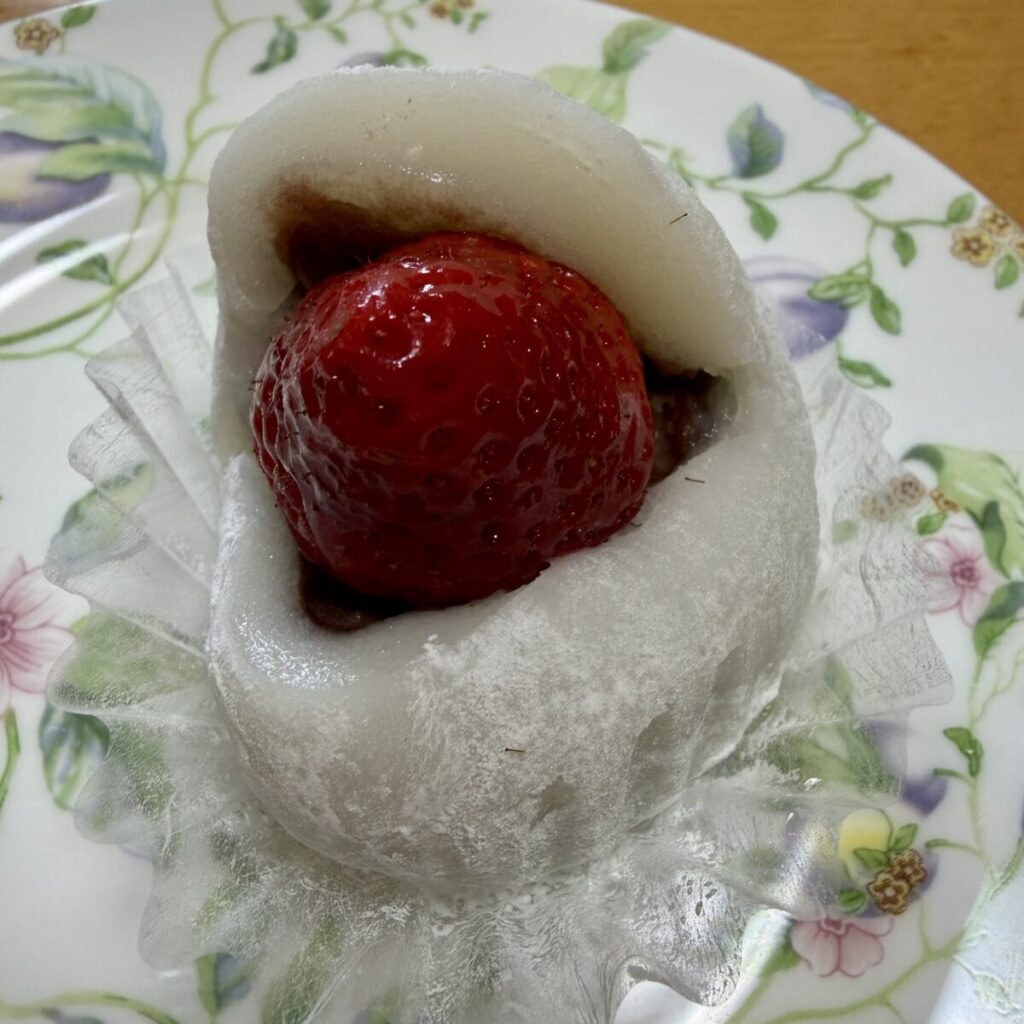 いちご大福を皿に盛り付けた画像