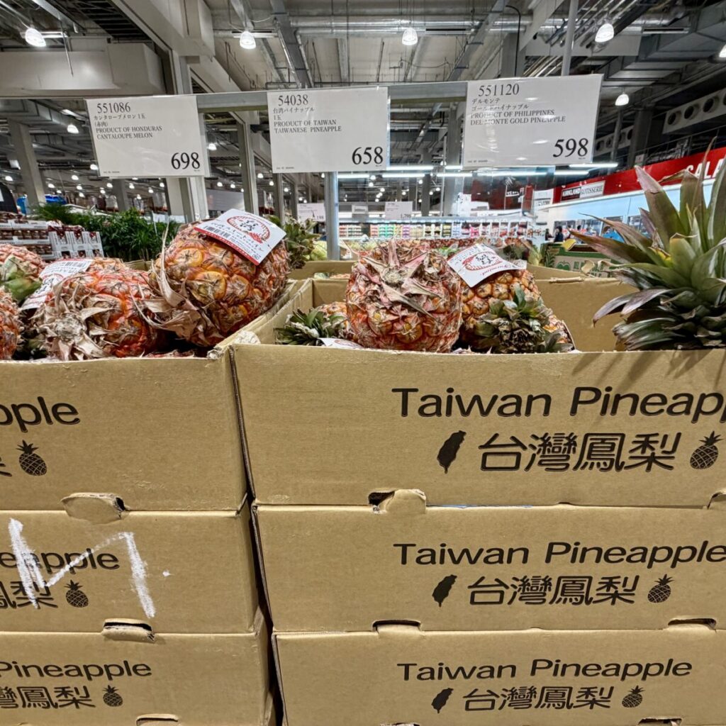 台湾スイートパインがコストコ店内に陳列されている画像