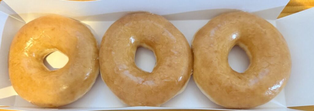 クリスピークリーム オリジナル グレーズドを開封したところを撮った画像