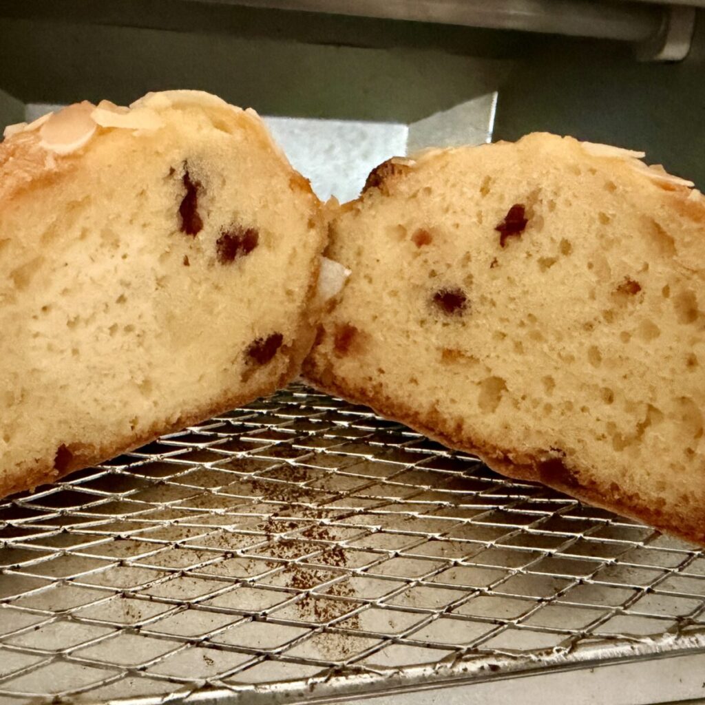 オレンジクランベリーマフィンをオーブントースターに乗せたところを撮った画像