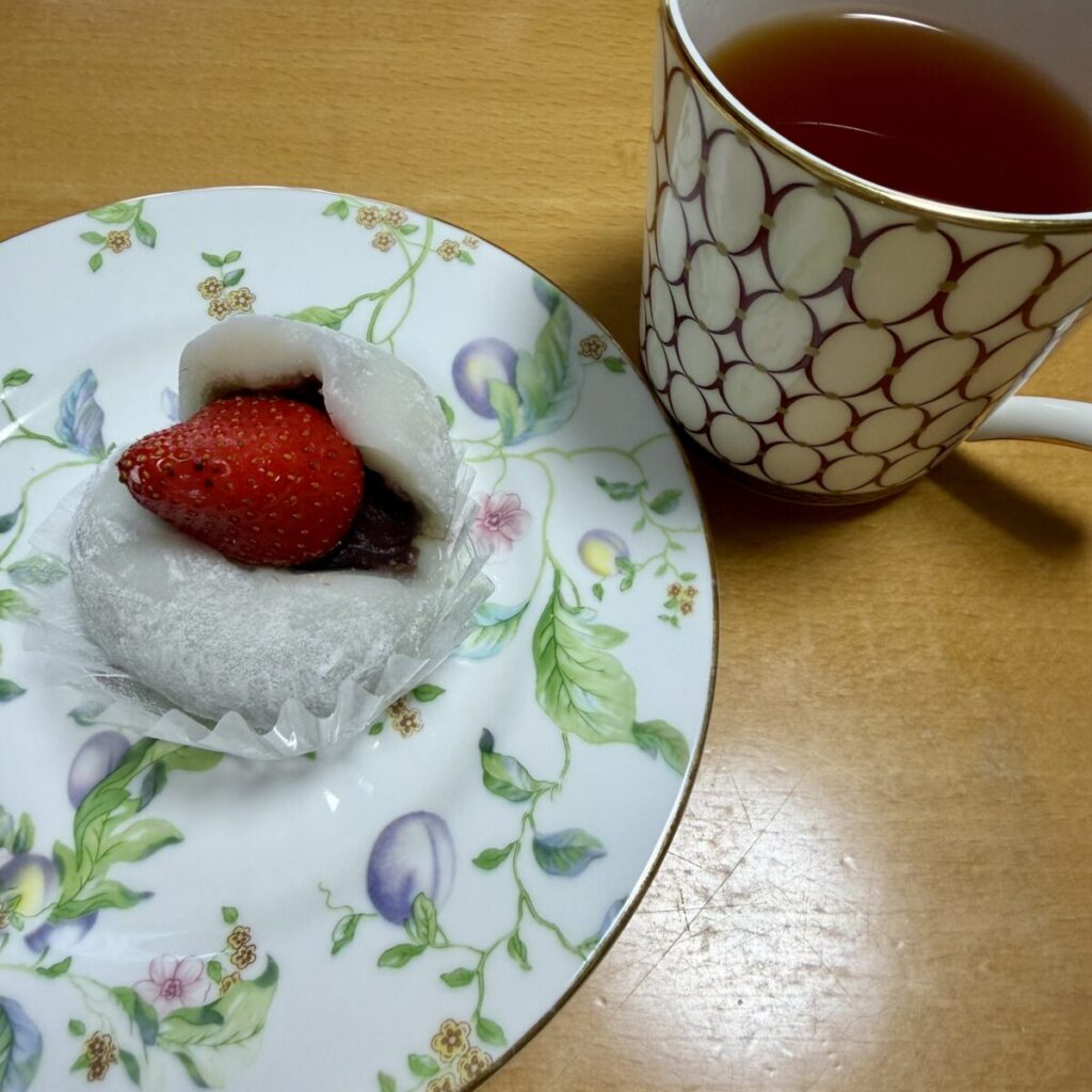 コストコのいちご大福を皿に盛り付けた画像