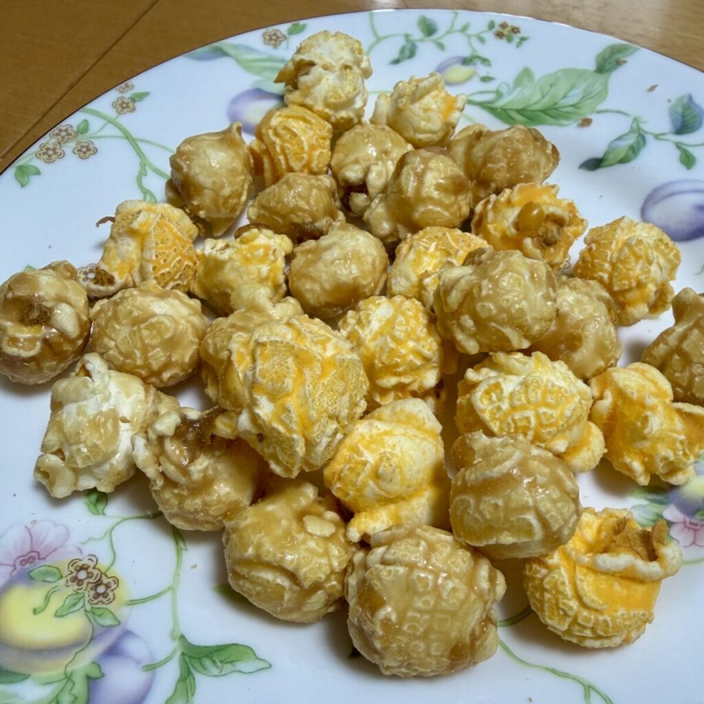 G.H. クレターズ シカゴ・クラシック・ミックス ポップコーンを皿に盛り付けた画像