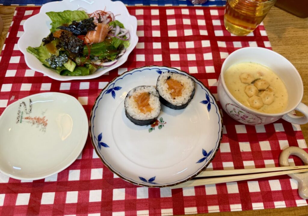 サーモン＆シュリンプチョレギサラダを使った献立を撮った画像