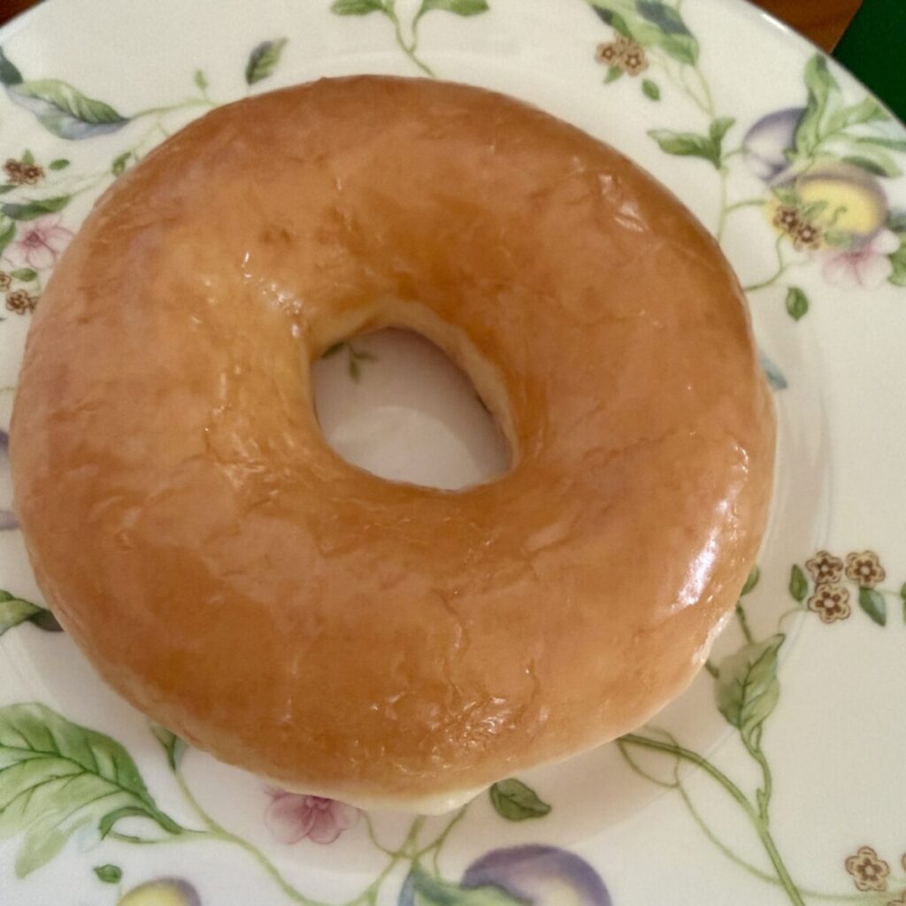 クリスピークリームオリジナルグレーズドを皿に盛り付けたところを撮った画像