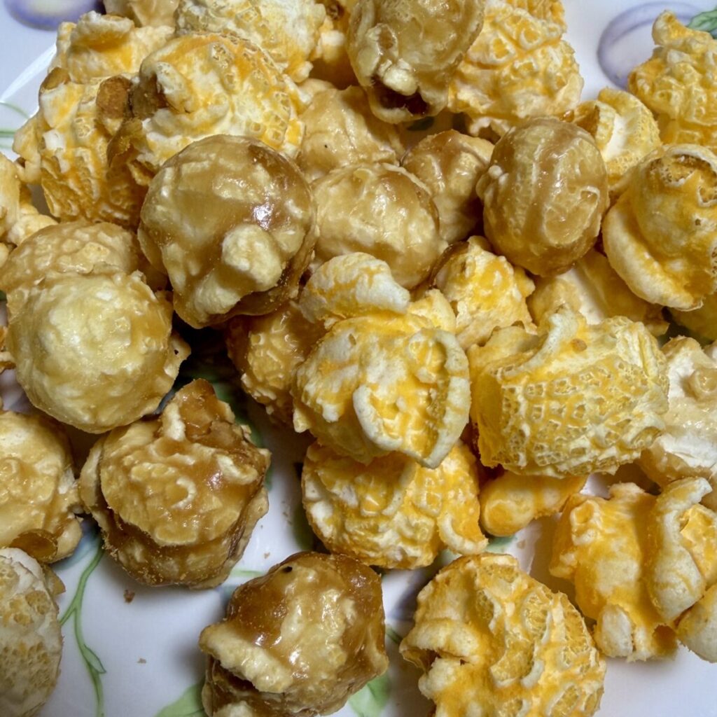 G.H. クレターズ シカゴ・クラシック・ミックス ポップコーンを皿に盛り付けた画像