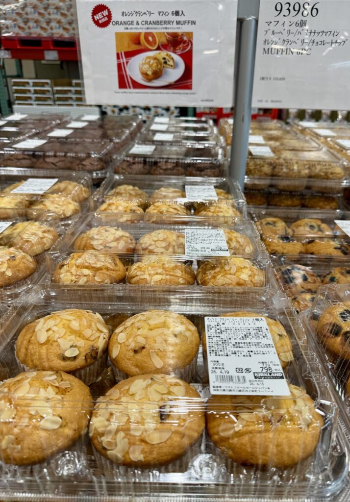 オレンジクランベリーマフィンがコストコ店内に陳列されている画像