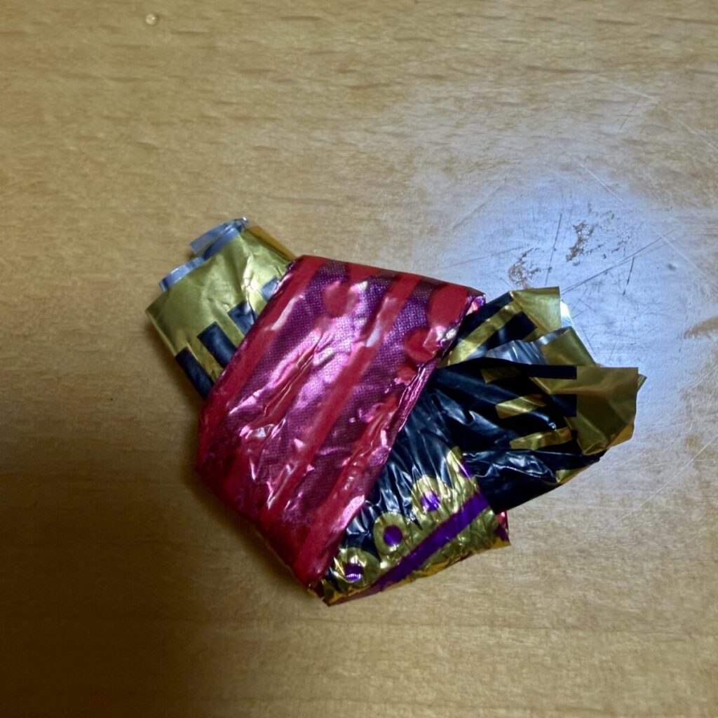 シルバークレーン ミルクチョコトリュフのパッケージを結んだ画像