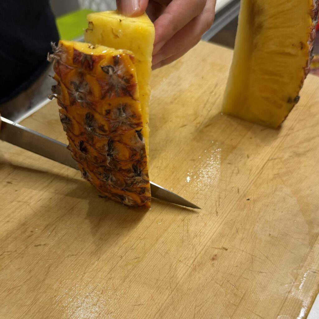 台湾スイートパインの外皮をカットしている画像