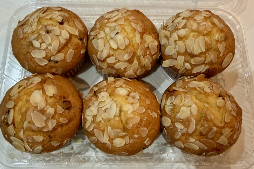 オレンジクランベリーマフィンを開封したところを撮った画像