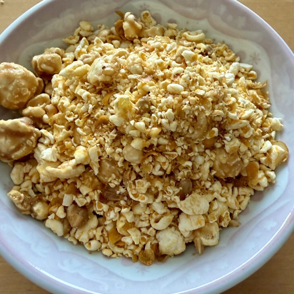 G.H. クレターズ シカゴ・クラシック・ミックス ポップコーンの後半を皿に盛り付けた画像