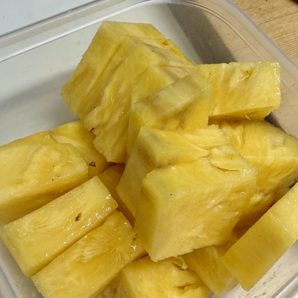 台湾スイートパインをカットしてタッパーに入れたところを撮った画像