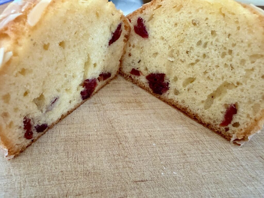 オレンジクランベリーマフィンを半分に切って撮った画像