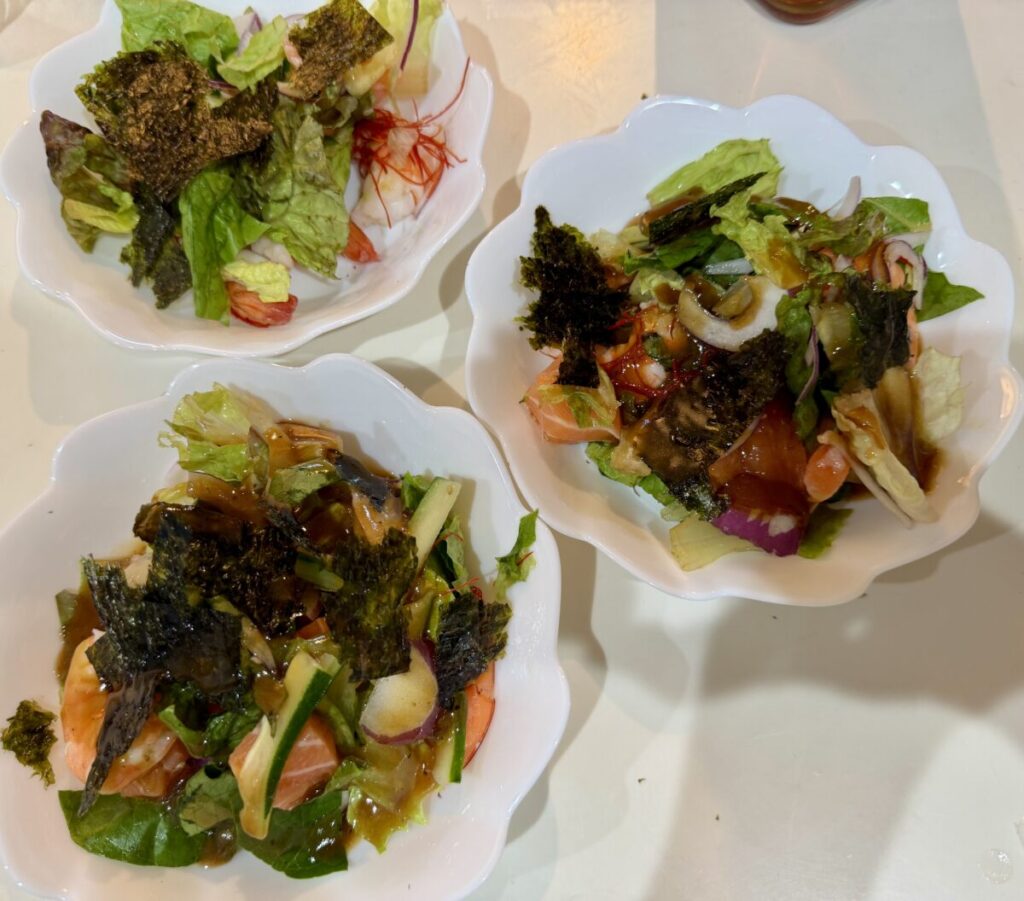 サーモン＆シュリンプチョレギサラダを皿に盛り付けた画像