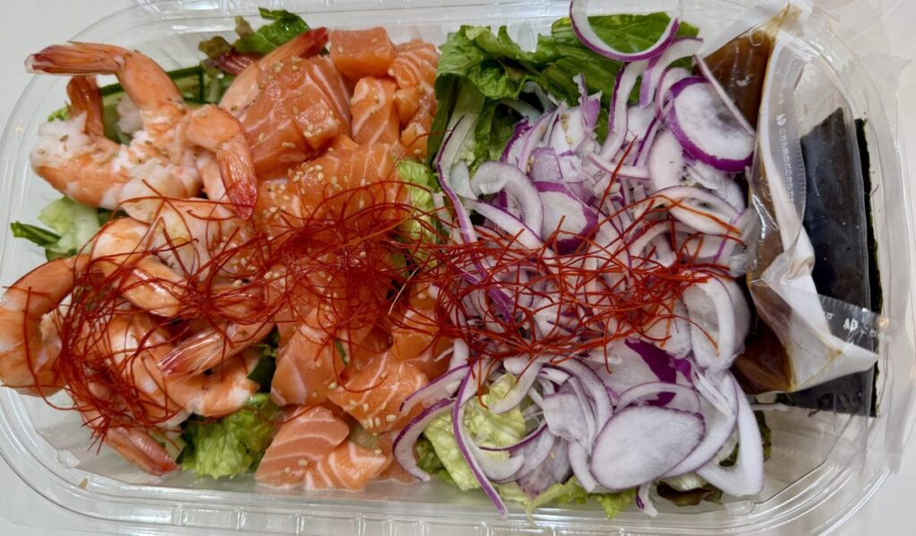 サーモン＆シュリンプチョレギサラダを開封したところを撮った画像