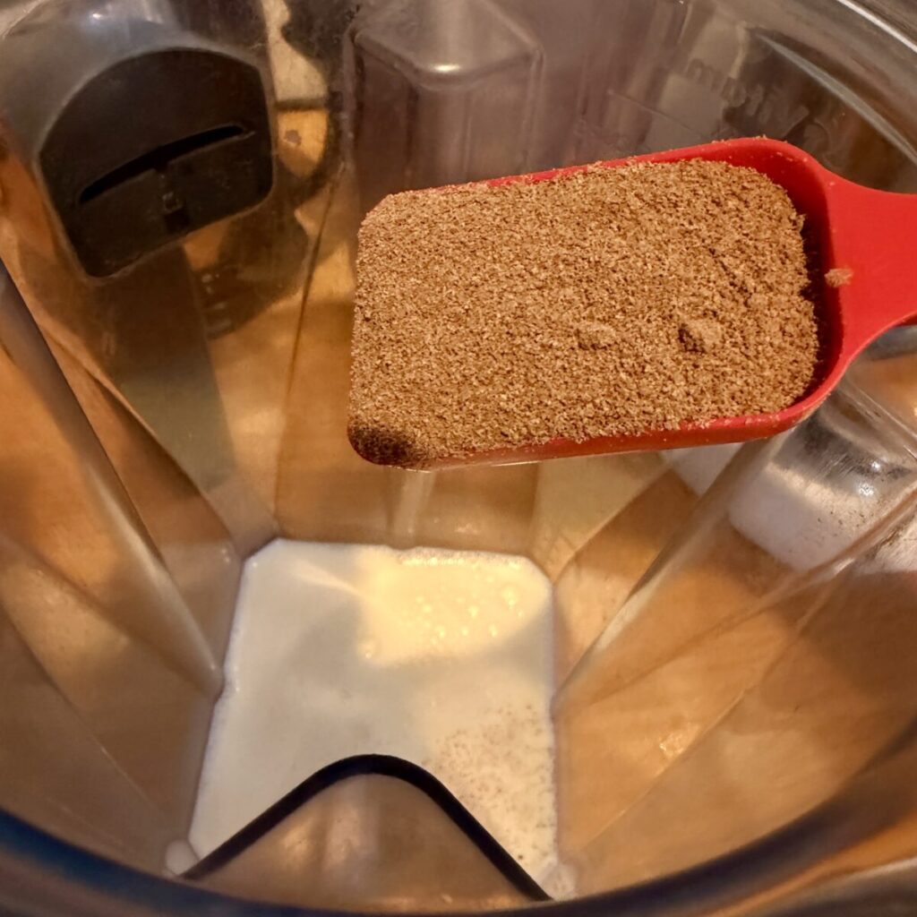 ザバス ホエイプロテイン リッチショコラ味をスプーンに出したところを撮った画像