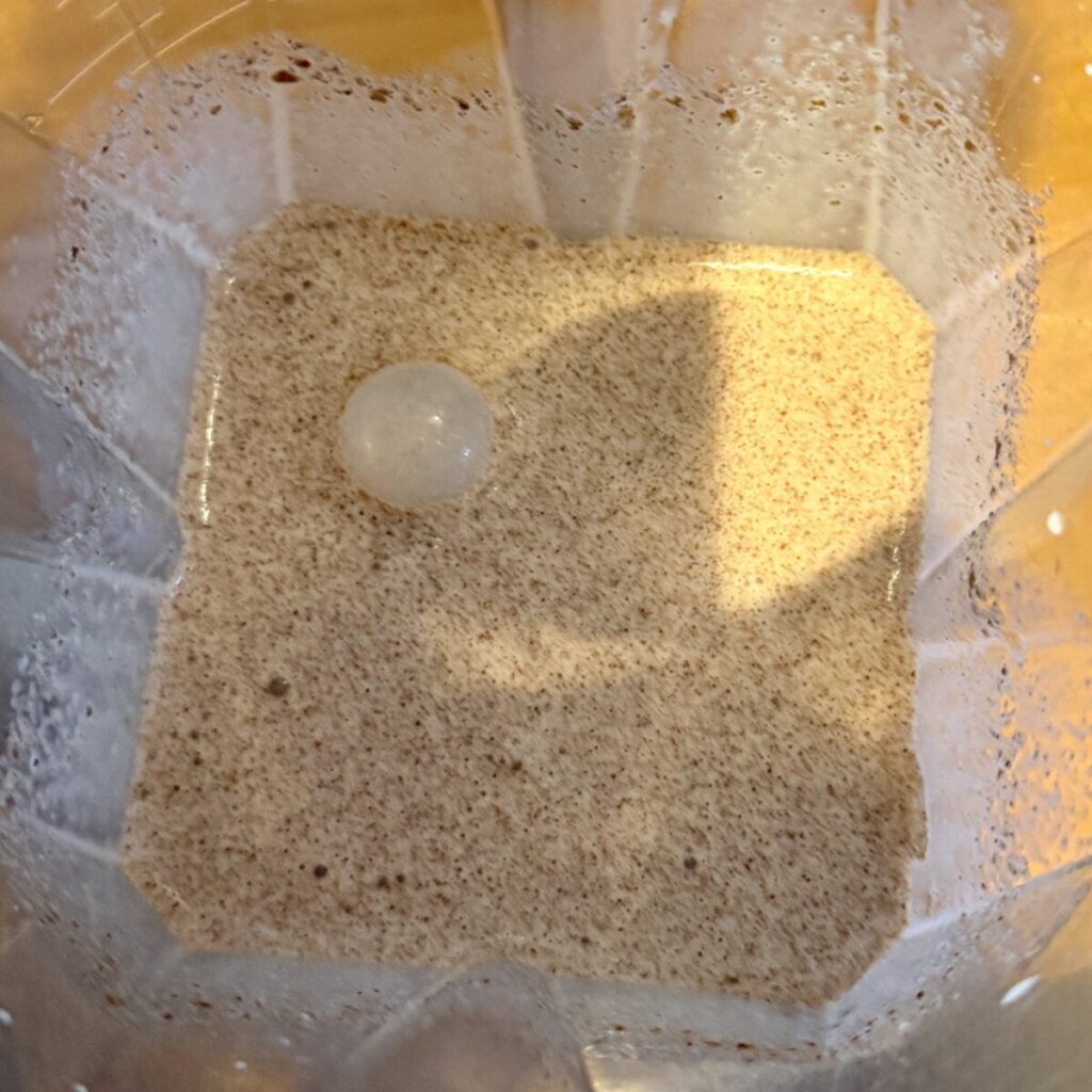 ザバス ホエイプロテイン リッチショコラ味をバイタミックスで混ぜたところを撮った画像