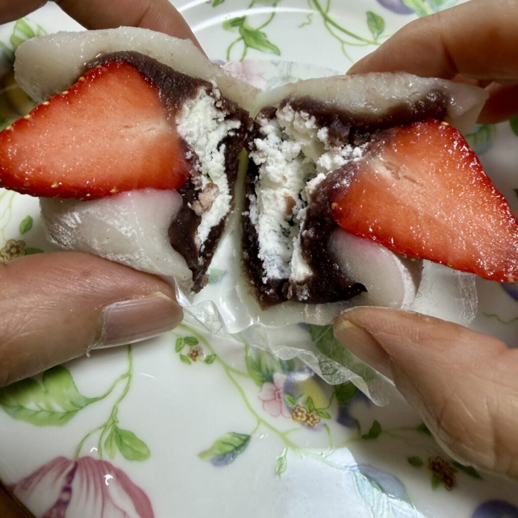 コストコのいちご大福を半分に切って撮った画像