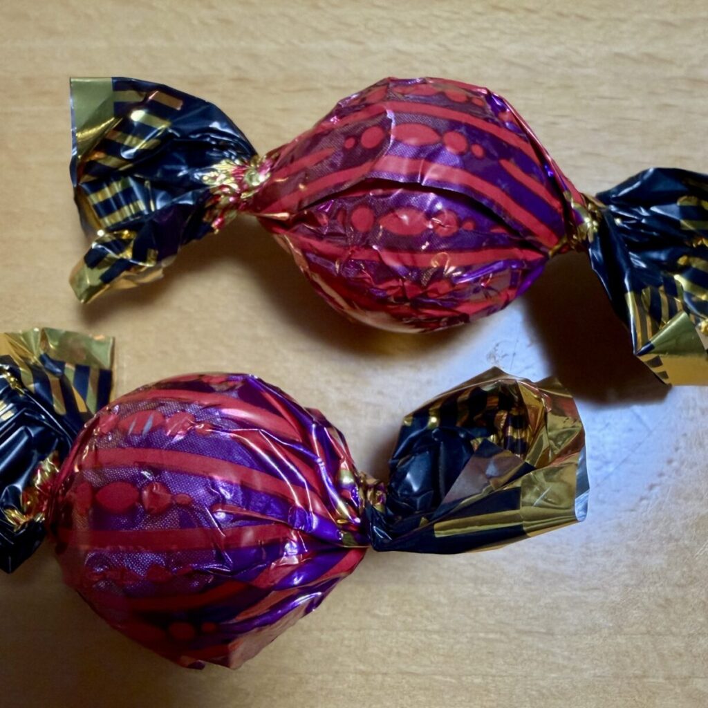 シルバークレーン ミルクチョコトリュフを並べて撮った画像