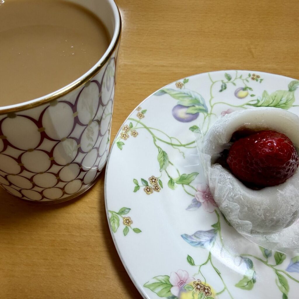 冷凍したいちご大福をコーヒーと一緒にいただいたときの画像